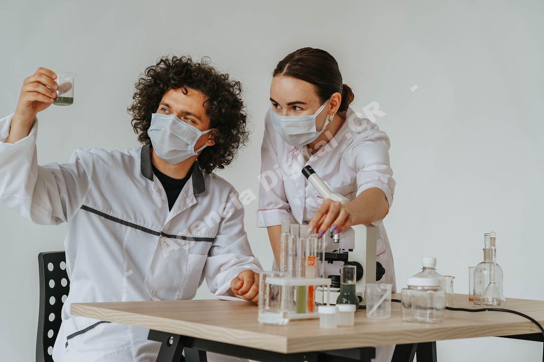 Profesionales de la salud en una consulta médica