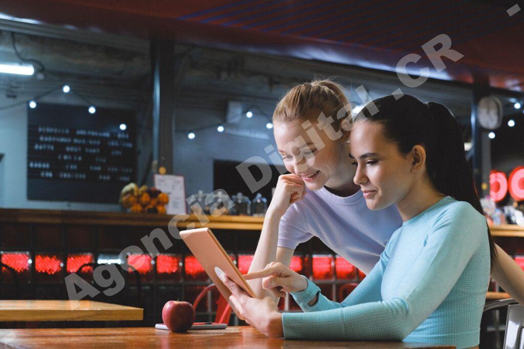 Mesa de un restaurante con menú digital