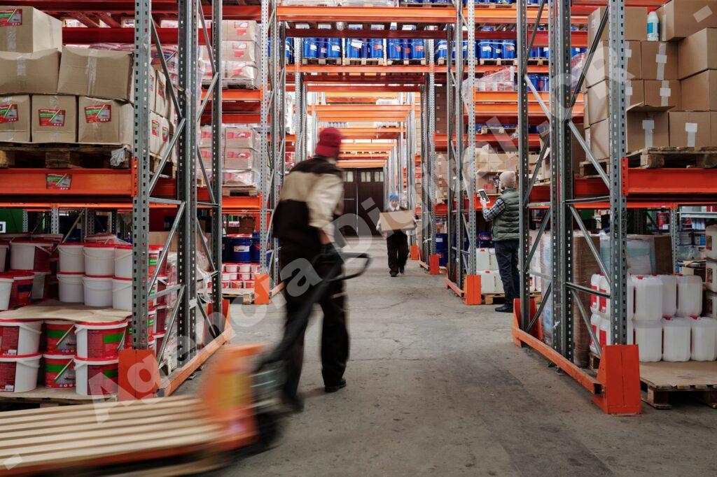 Equipo de atención al cliente trabajando en logística de envíos