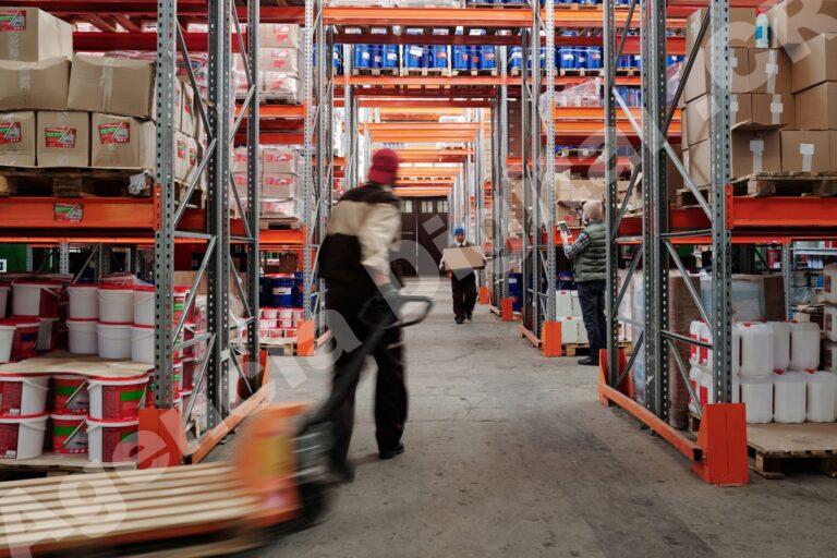 Equipo de atención al cliente trabajando en logística de envíos