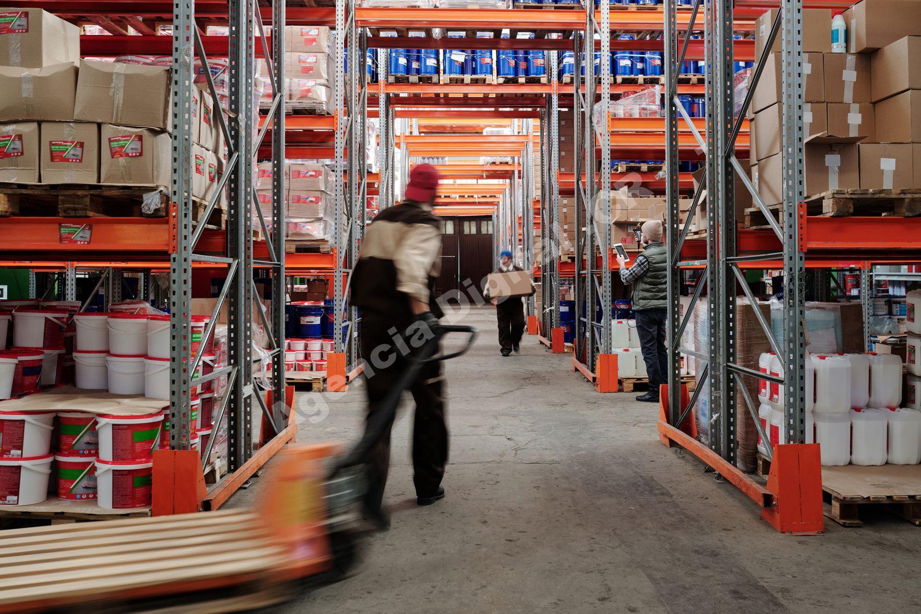 Equipo de atención al cliente trabajando en logística de envíos