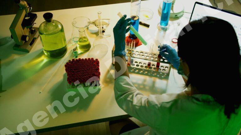 Profesional de la salud revisando contenido médico