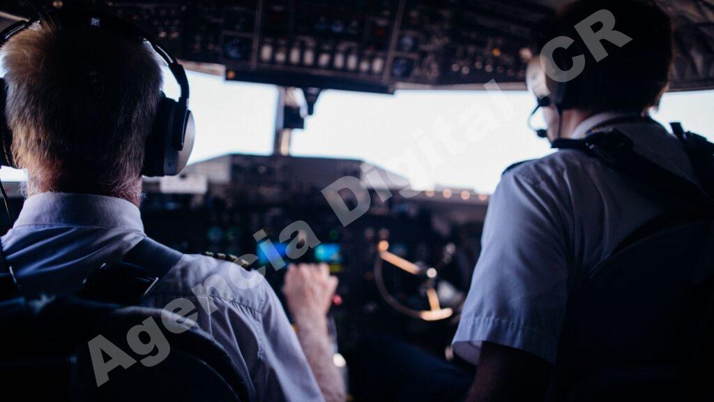 Persona navegando en un sitio web de aerolínea