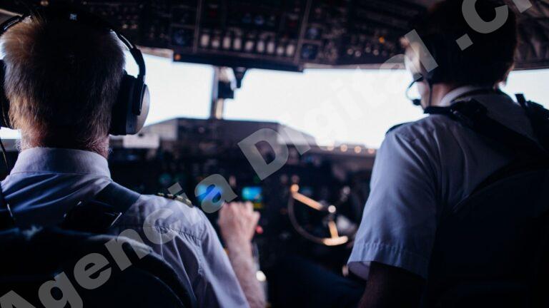 Persona navegando en un sitio web de aerolínea