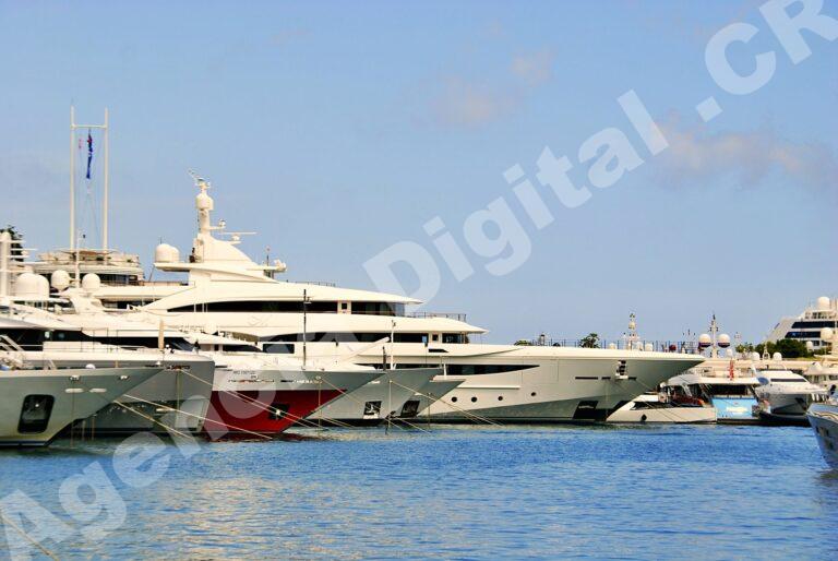 Yate de lujo en una marina