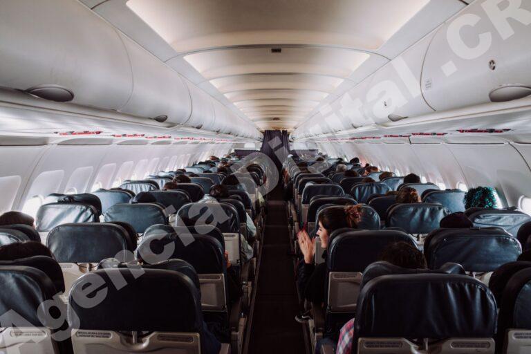 Pasajeros abordando un avión