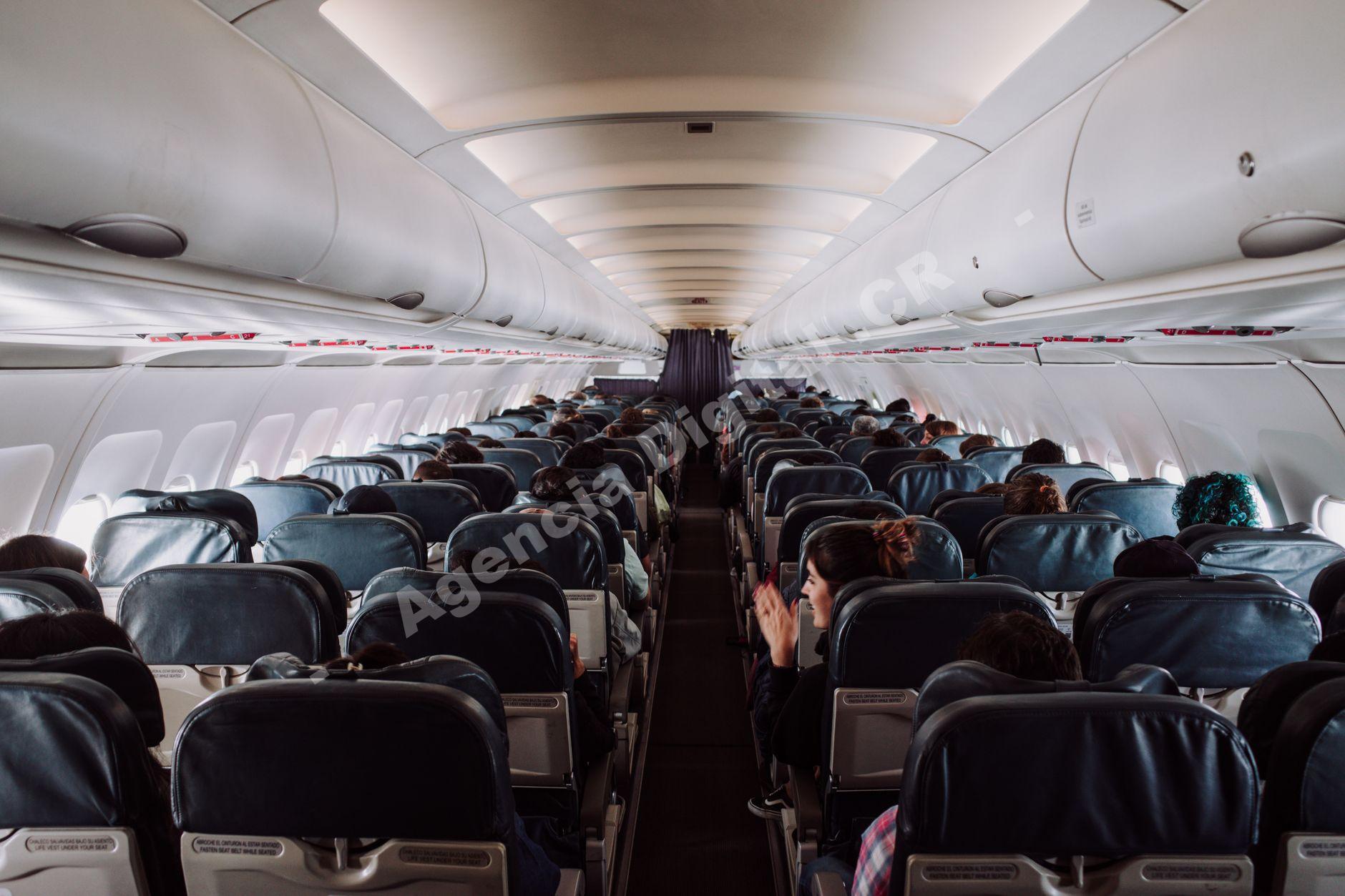 Pasajeros abordando un avión