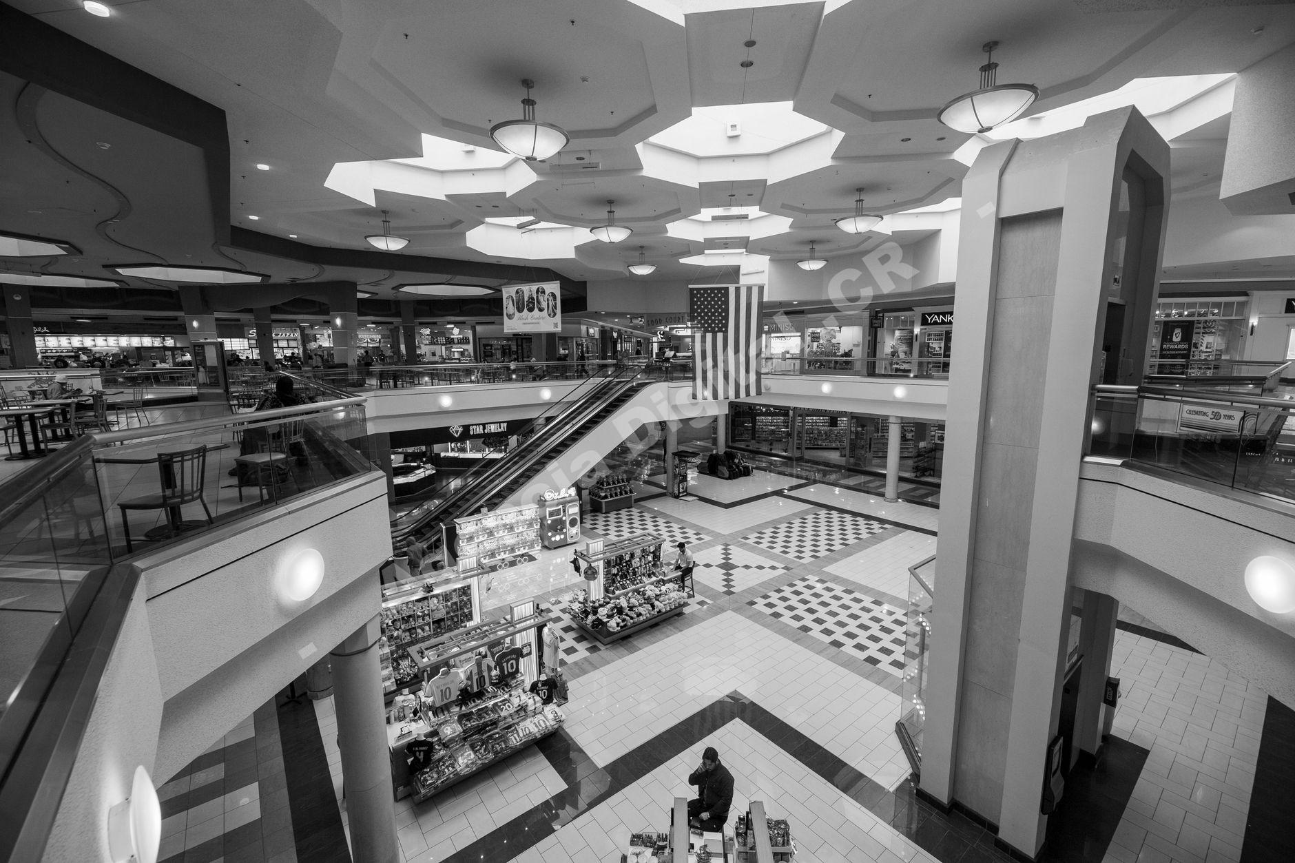 Tienda de retail con clientes