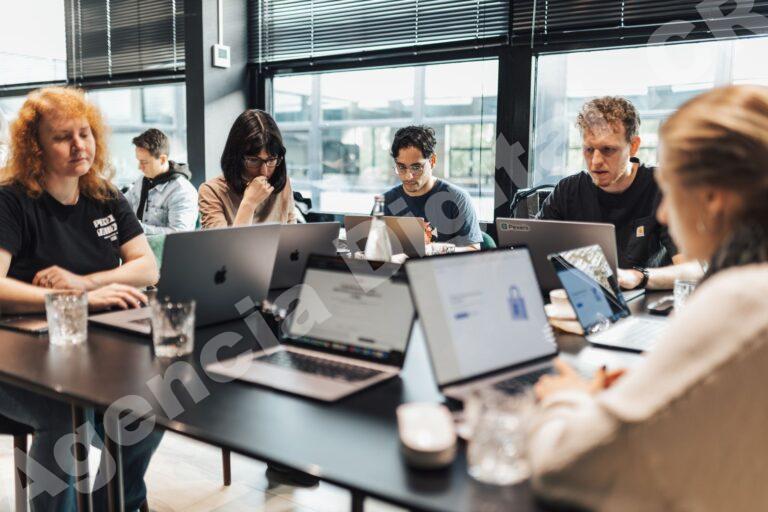 Equipo trabajando en marketing SaaS