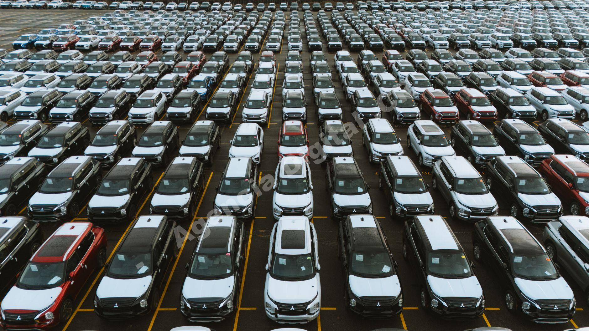 Cliente interesado en probar un auto en concesionario