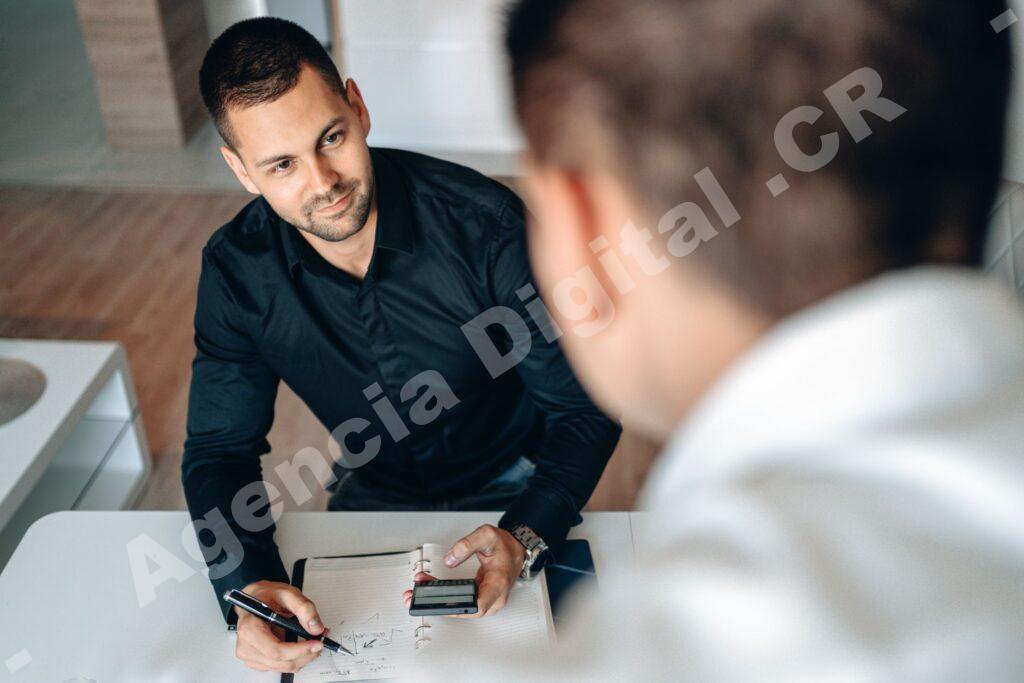 Equipo de ventas de seguros en reunión