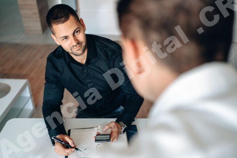 Equipo de ventas de seguros en reunión