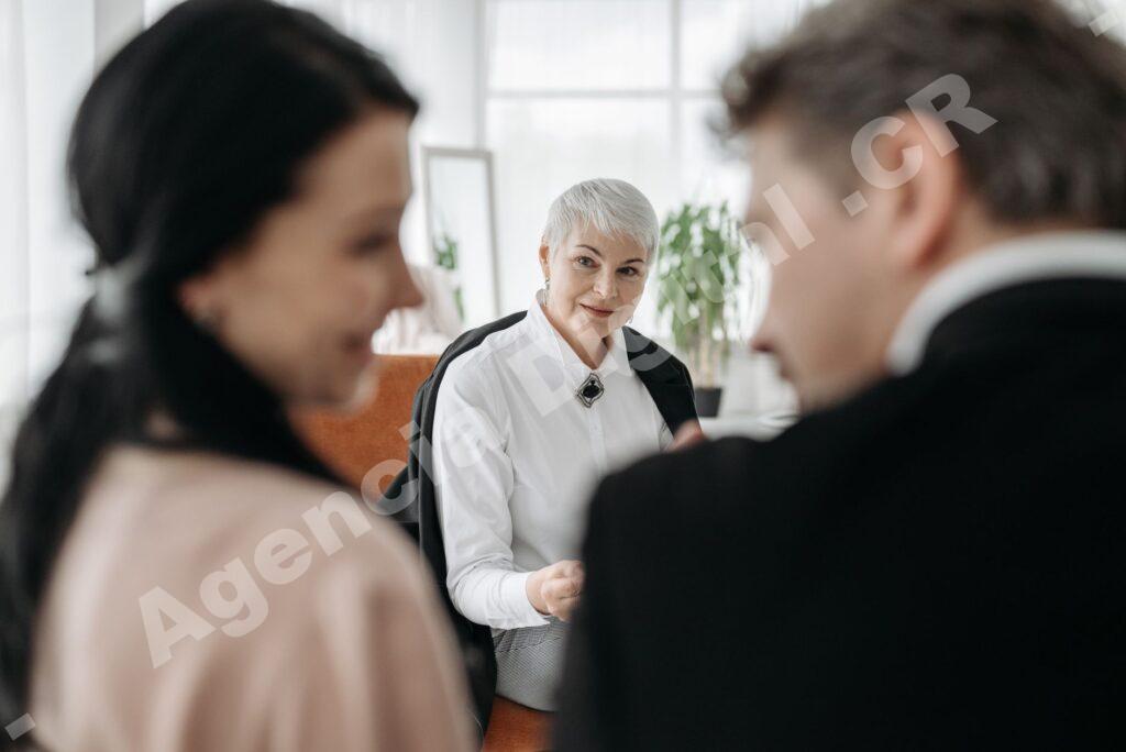 Equipo de negocios revisando cotizaciones de seguros