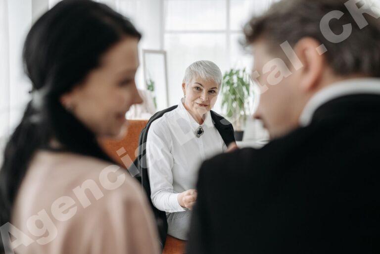 Equipo de negocios revisando cotizaciones de seguros