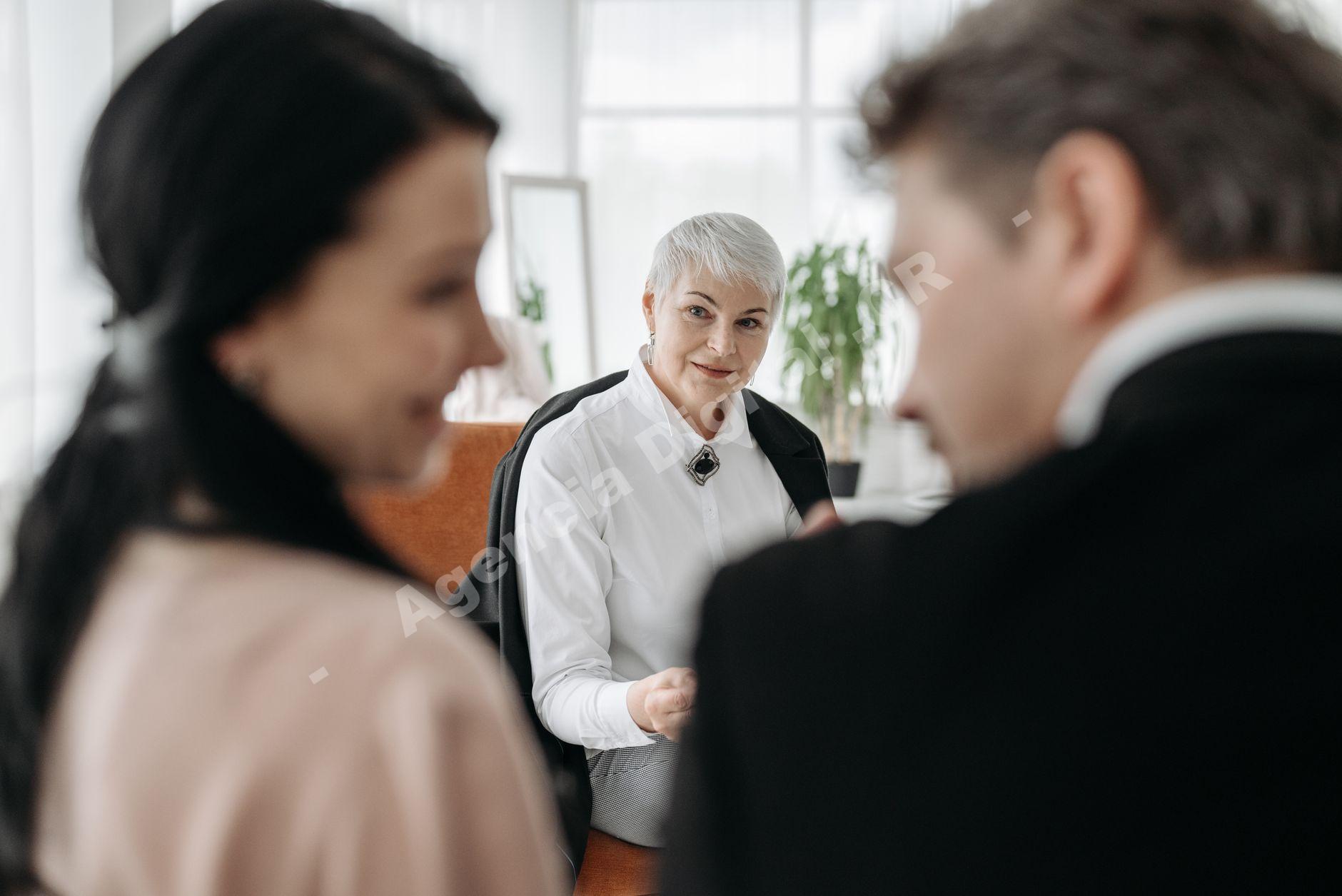 Equipo de negocios revisando cotizaciones de seguros