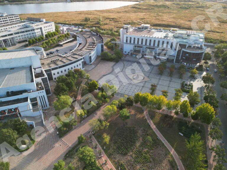 Equipo de negocios realizando seguimiento post-visita
