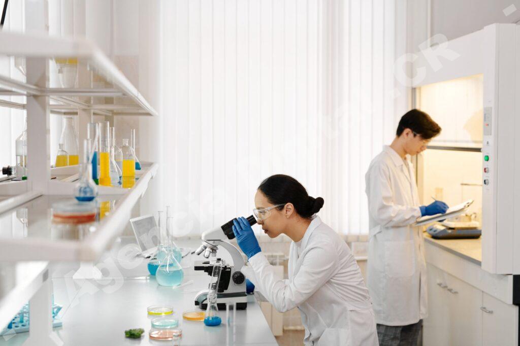 Equipo de ventas farmacéuticas revisando material de apoyo