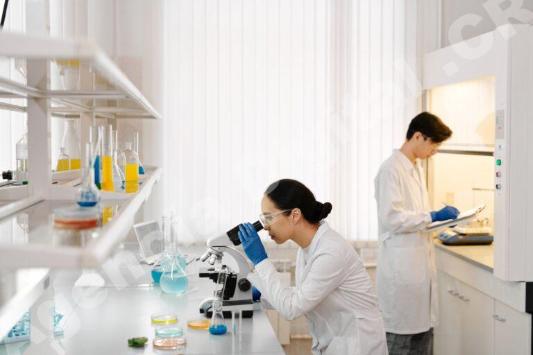 Equipo de ventas farmacéuticas revisando material de apoyo