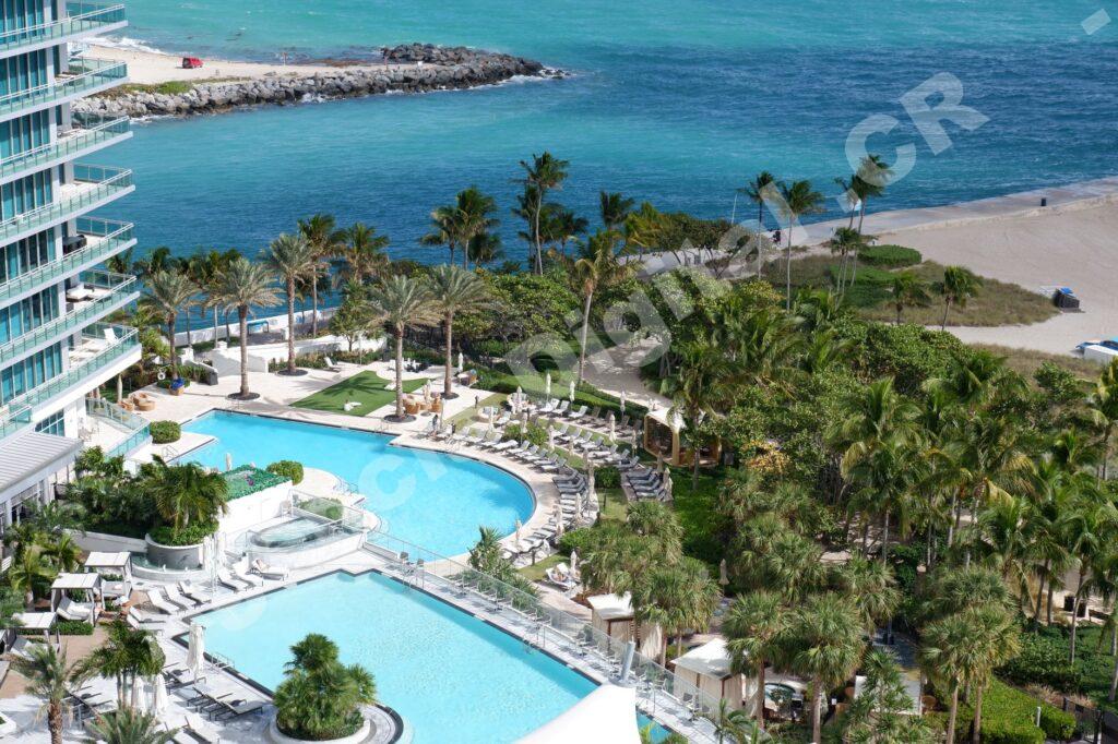 Recepción de un resort de lujo recibiendo a un huésped