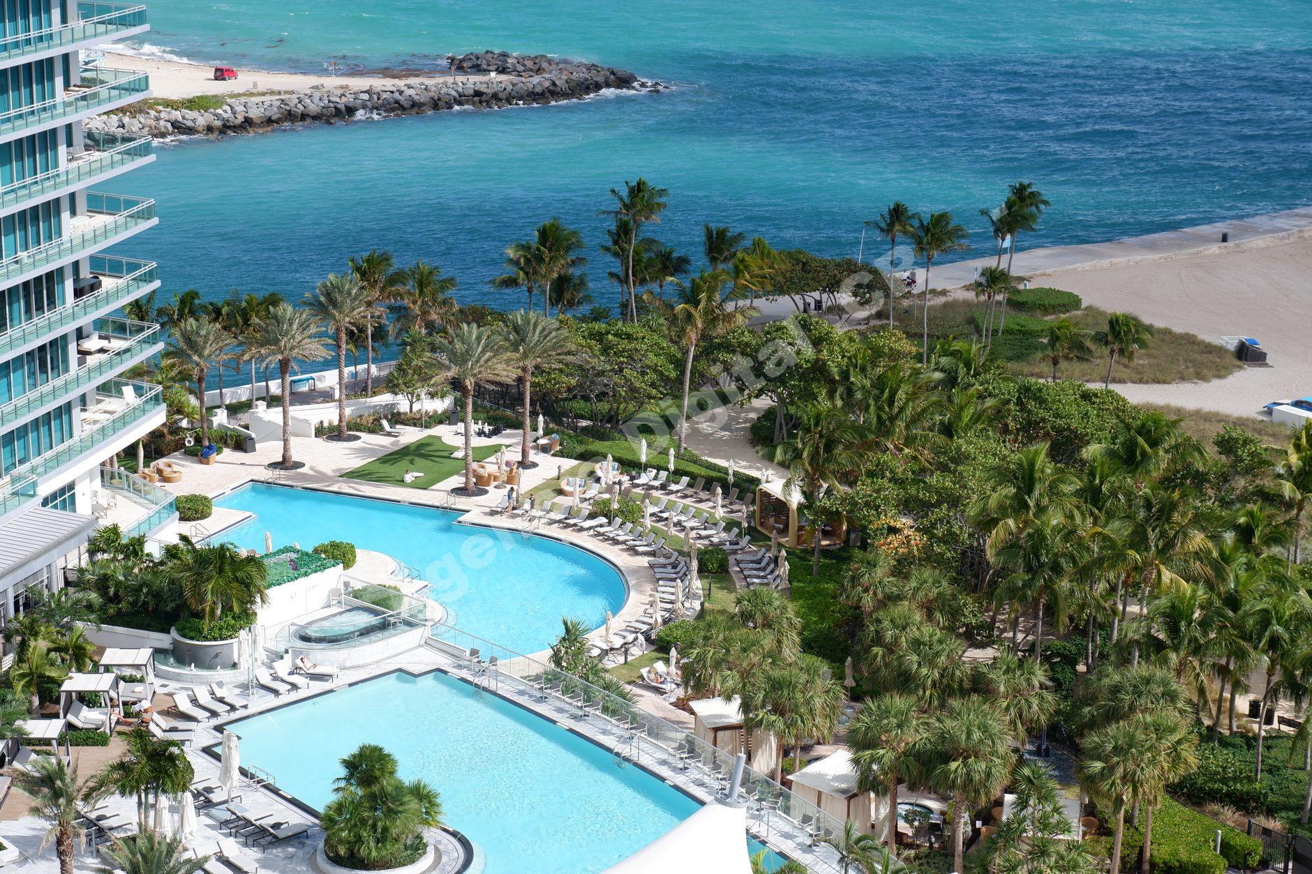 Recepción de un resort de lujo recibiendo a un huésped