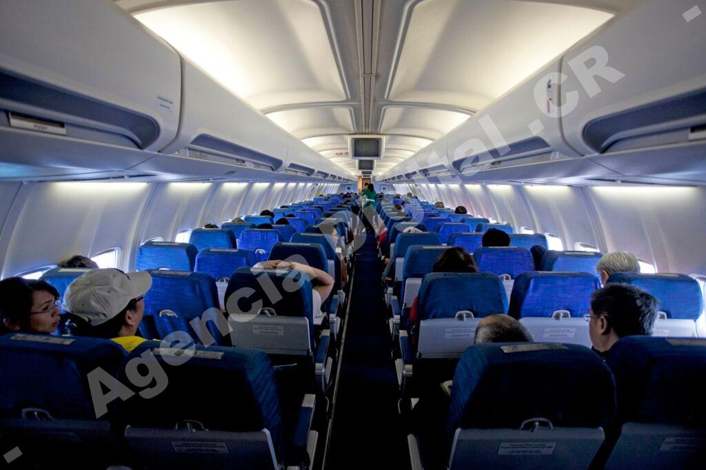 Cliente feliz realizando rebooking en aerolínea