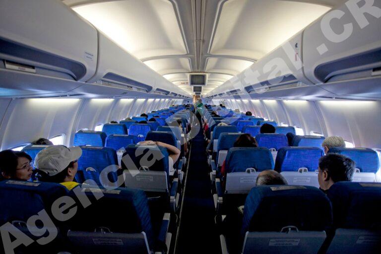 Cliente feliz realizando rebooking en aerolínea