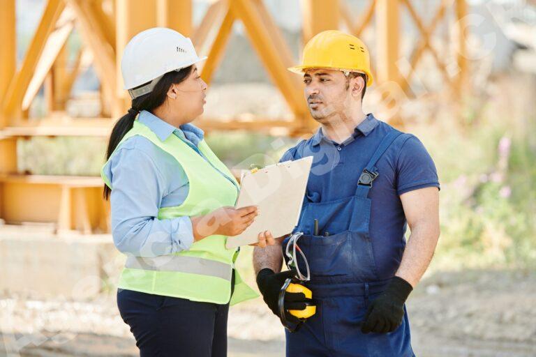 Equipo de construcción revisando un proyecto con un cliente