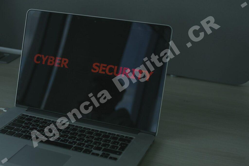 Equipo discutiendo evaluación de seguridad