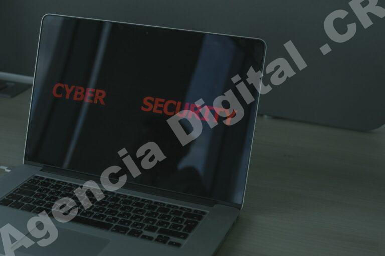 Equipo discutiendo evaluación de seguridad