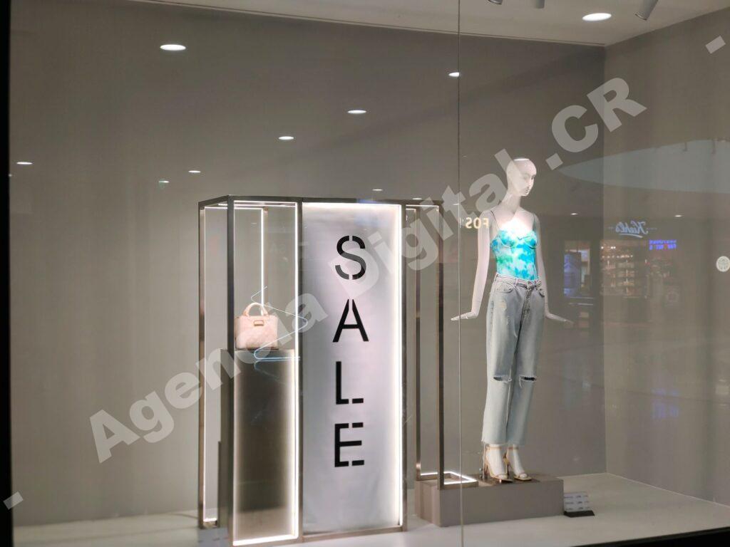 Client shopping in a mall