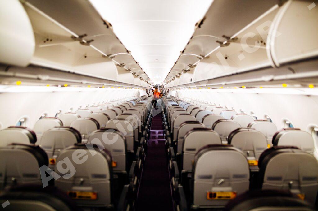Pasajero eligiendo aerolínea