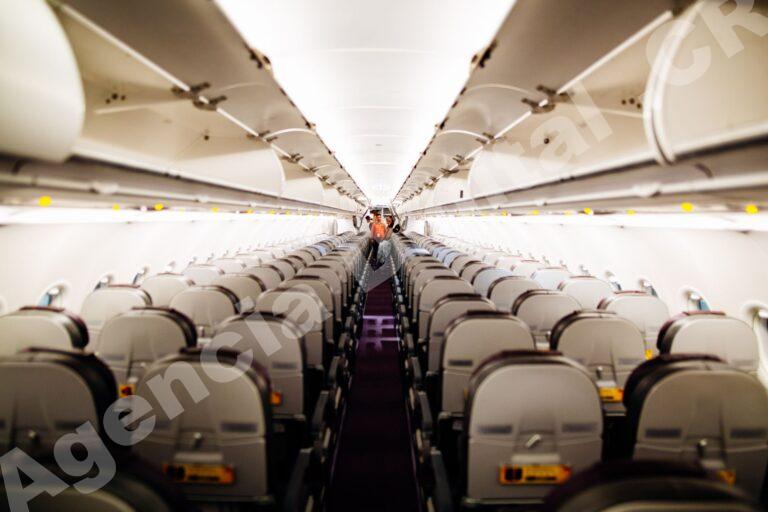 Pasajero eligiendo aerolínea