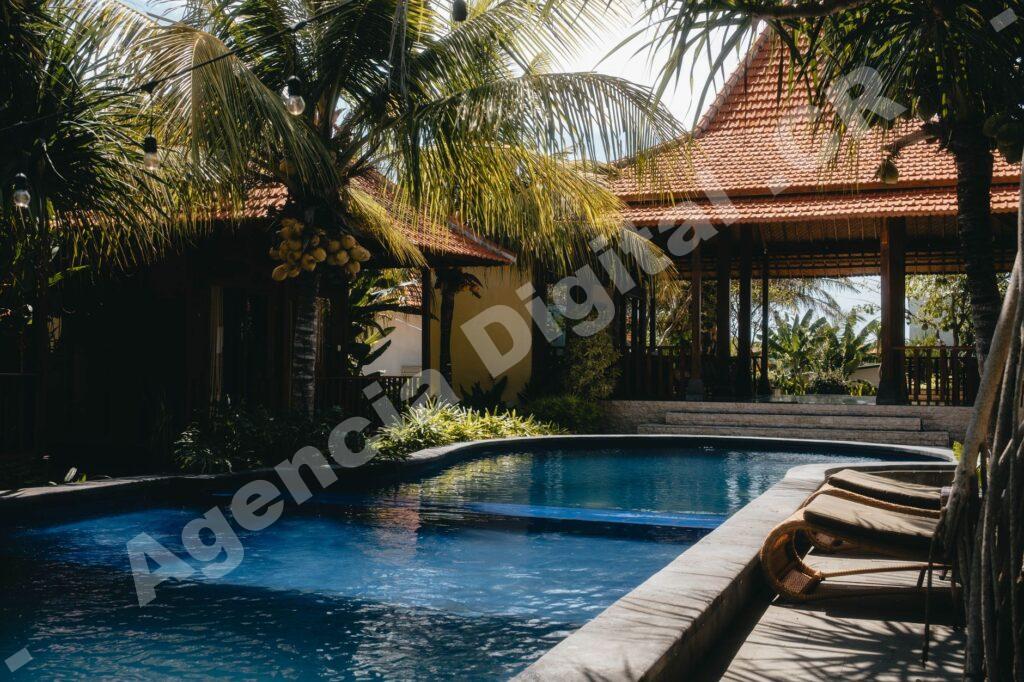 Viajero de lujo eligiendo resort