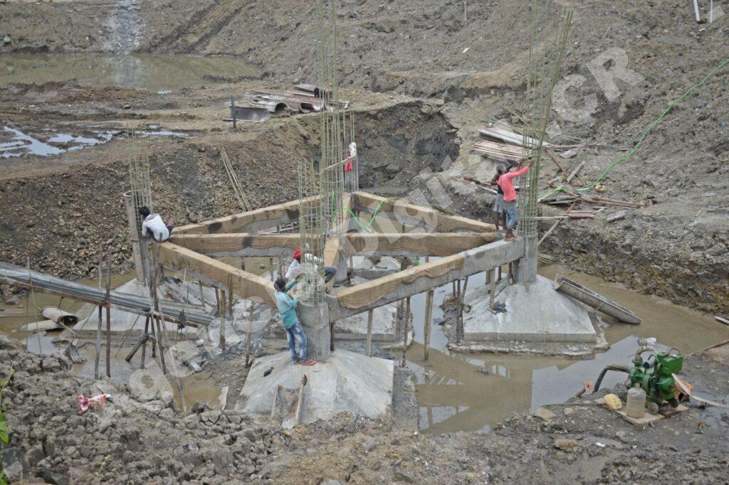 Equipo de construcción en reunión con cliente