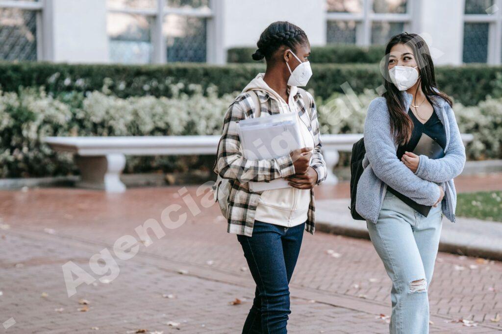 Estudiantes en un campus universitario