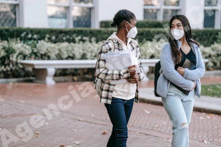 Estudiantes en un campus universitario