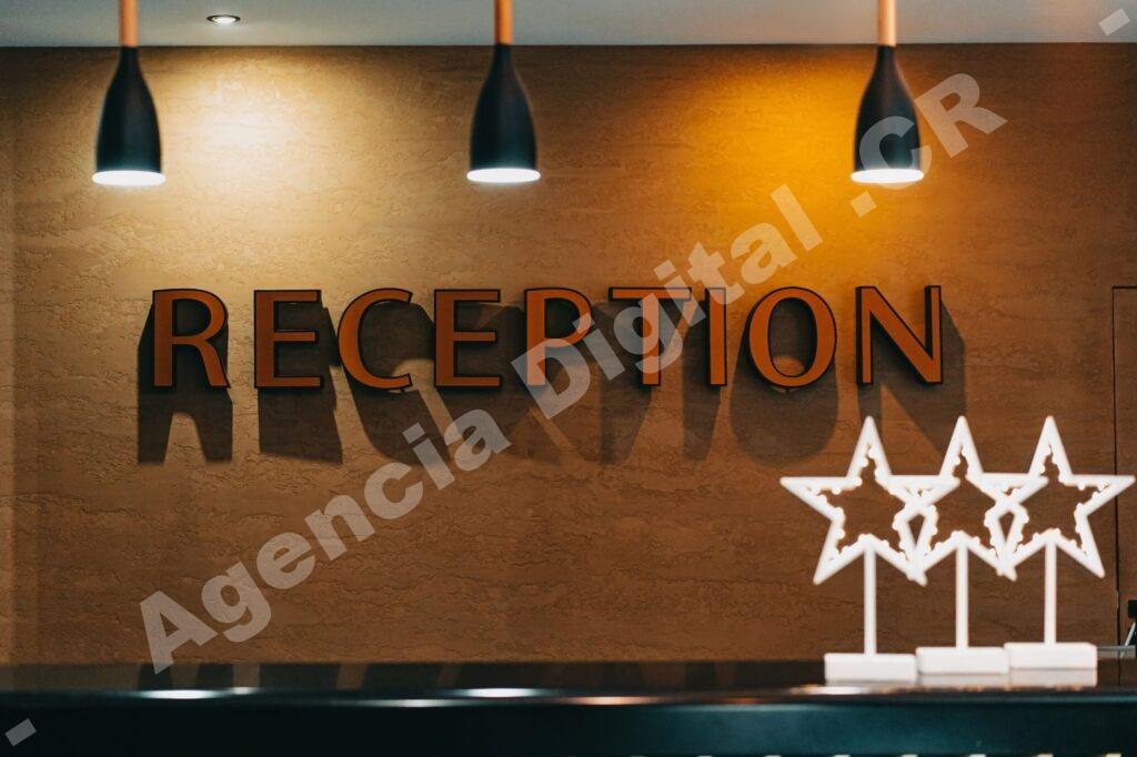Clientes revisando opciones de préstamo