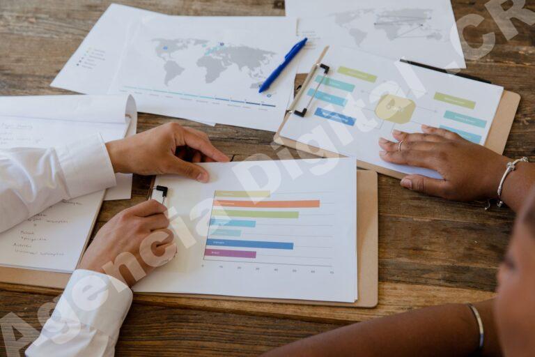 Equipo analizando métricas de servicio al cliente y automatización.